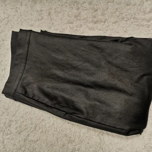 Skinnbyxor  - Skinnbyxor helt nya. Stretchigt material i storleken 36. 