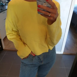 Yellow knitwear  - Yellow knitwear from ZARA with bows on the back - size M - been worn 2 times - super soft fabric