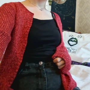 Röd ullkofta  - Frakt INGÅR i priset! Säljer en varm och mysig kofta i ull 💗 kommer från Lindex, men köpt begagnat så är lite osäker på storlek. Längst hela öppningen finns det små hakar som substitut för knappar!