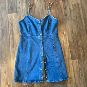 Kort jeans klänning strl M - Kort jeans klänning från pull&bear. Perfekt själv till sommaren eller matcha den med t-shirts och strumpbyxor till hösten! Strl M. Ganska kort men det kanske men gillar😉. Jag möts helst upp i Stockholm och tar emot både swish och kontanter. Vill bara bli av med allt! Pruta gärna! Kan säkert fixa bra paketpris! 