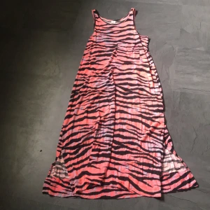 Kläning  - En kläning som är neon rosa och lite lilla i sig och zebra ränder.De är inget fel på den de är bara att de är inte min stil har använt den en gång.Frakt kan vi ta privat💙 och ni får betala frakt💙