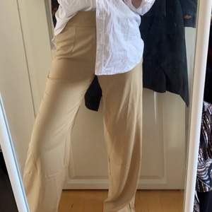 Jättefina beiga kostymbyxor från BIKBOK i storlek 36. Modellen heter Andrine trousers.Säljer pga att de tyvärr är för långa för mig:( är aldrig använda utan endast testade så är i nyskick! Köparen står för frakten:)