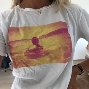 T-shirt - T-shirt med coolt tryck. Använd fåtal gånger.