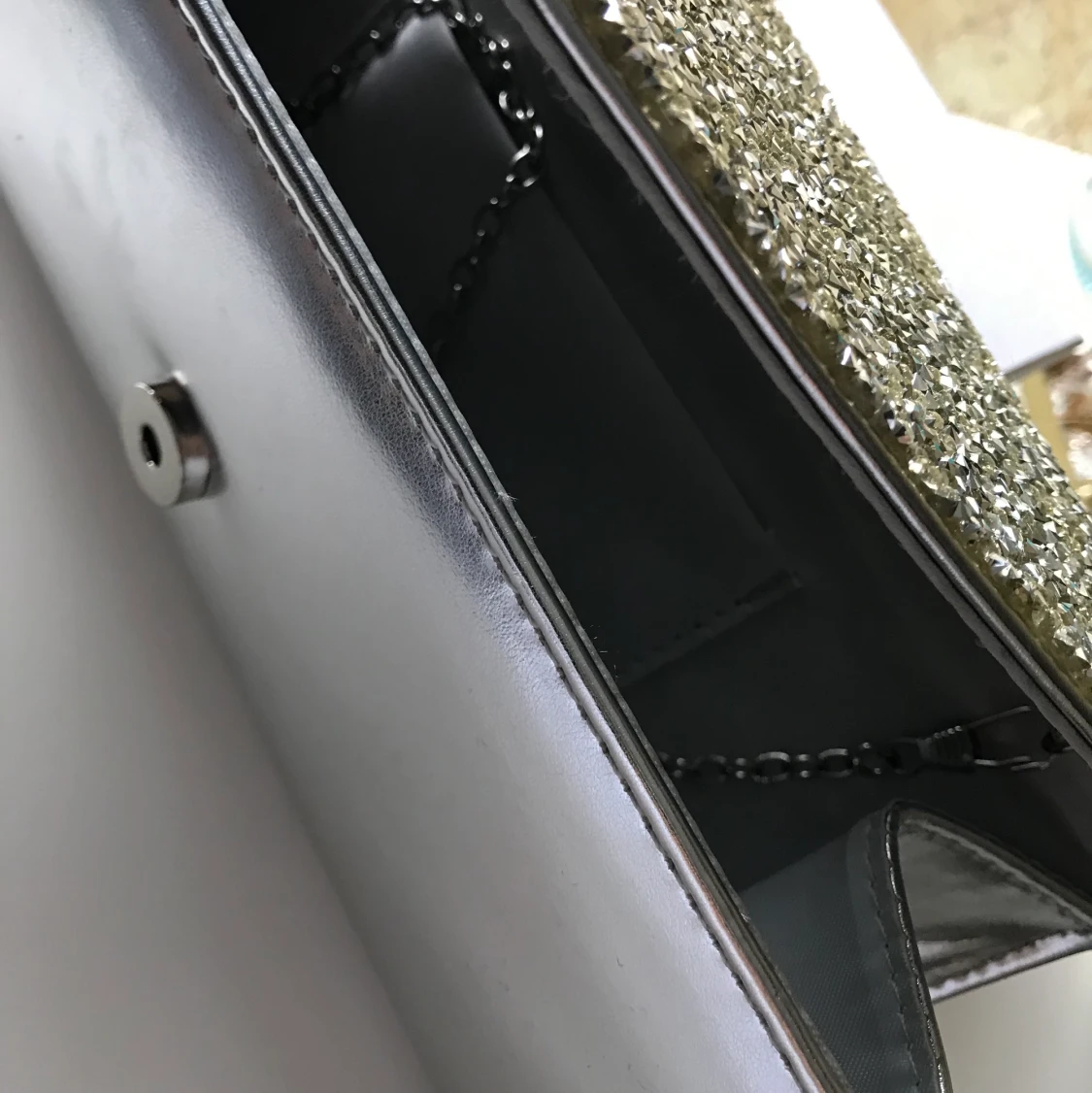 Glittrig kuvertväska - 90