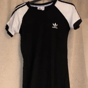Adidas klänning  - En svart vit adidas klänning i storlek S men mer som en XS... vet ej om den är äkta. Säljer då den är för liten för mig ⚡️  Kolla gärna in resten i min profil 🌎 Pris går att diskuteras!  Köpare står för frakt  📦 (44kr) totalt- 84kr 