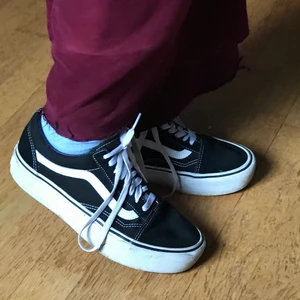 Vans platform old skool  - Fina vans som är sparsamt använda dock lite slitna se sista bild. Nypris: runt 800