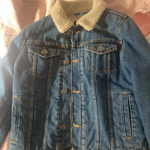 Jeans jacka med päls inuti  - Storlek xs