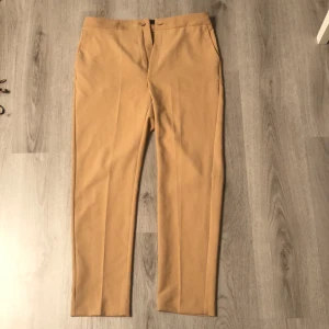 Beige pants - Beiga kostym byxor men i mjukt material. Dem är små i storleken. Helt oanvända. Köparen står för frakten!!!