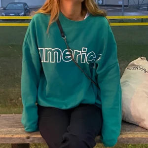 Sweatshirt - Säljer min jätte fina tröja då den inte kommer till användning längre. Perfekt skick! Budgivning då många är intresserade! Skriv bud i chatten! Högsta bud: 380