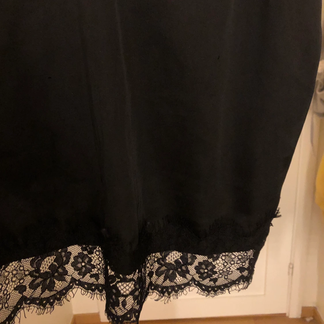 satin linne med spets - 91