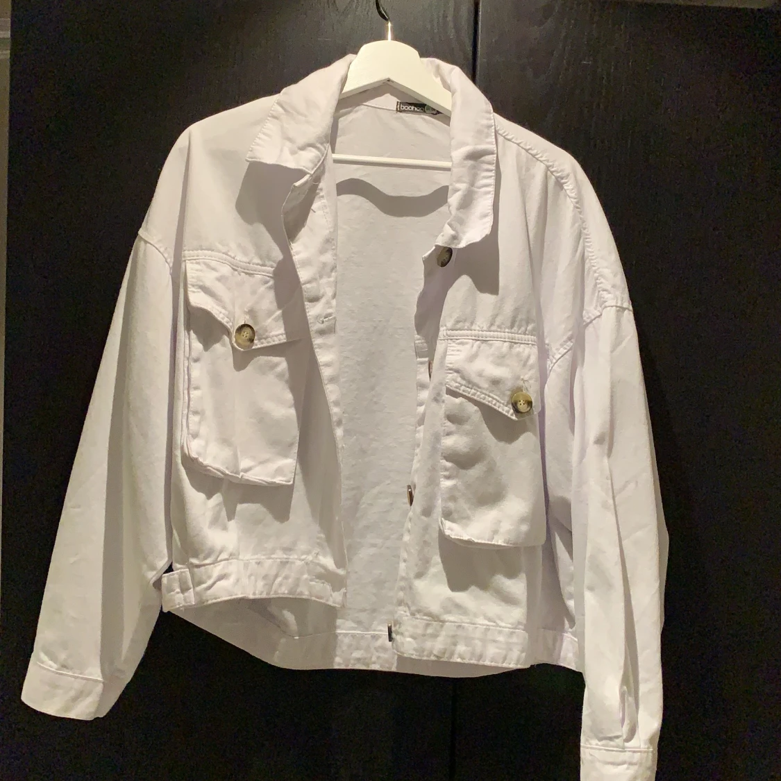 En vit jeans jacka