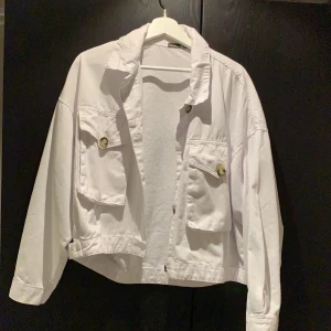 En vit jeans jacka - En vit jeansjacka ifrån boohoo i storlek 44. I bra skick då den är använd fåtal gånger, superfin & väldigt fint oversized. Säljer för 100kr, frakt tillkommer 🥰