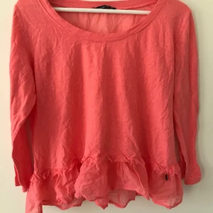 Blus från Tessie - Blus i färgen korall✨ Från Tessie Genomskinlig i ryggen✨ Strl M Aldrig använd✨