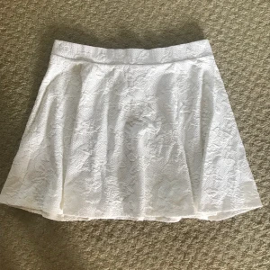 Vit kjol med fint mönster  - Vit kjol med vackra detaljer✨ Dragkedja i baken Från H&M✨ Strl L