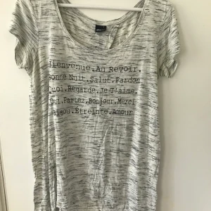 Grå t-shirt med tryck - Grå t-shirt med fransk text✨ Från Gina Tricot  Strl S✨ Använd 1 gång