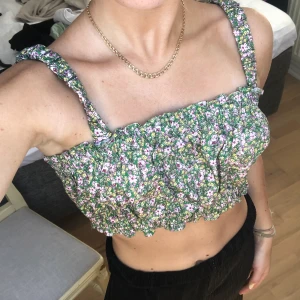 Blommig crop top - Superfin blommig crop top från zara, tyvärr endast kommit till användning 1 gång