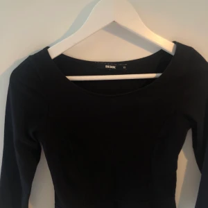 Svart blus bikbok - Säljer denna då den sitter för tight på mig. Fin volang längst ner. 💞