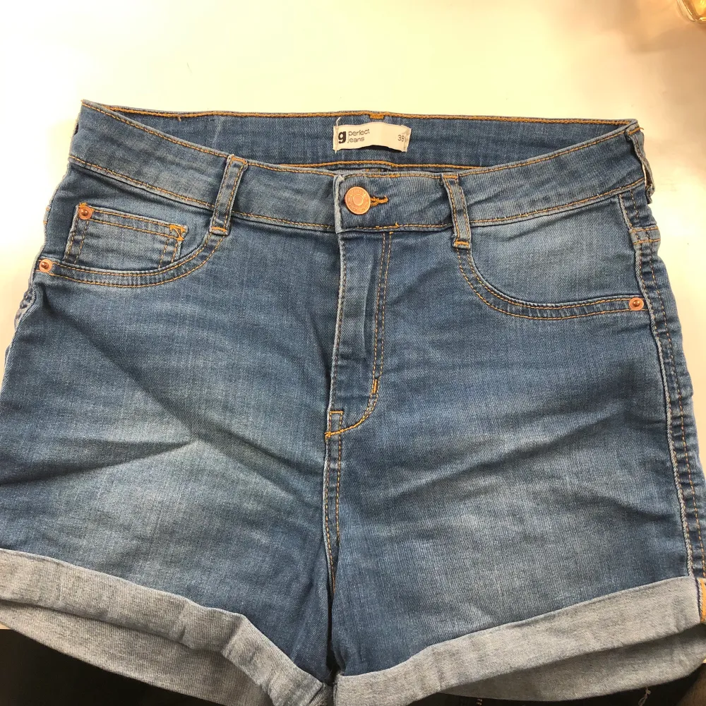 Blå jeansshorts i stretchigt material, använda ett fåtal ggr. Shorts.