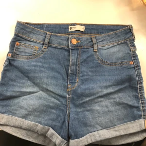 Jeansshorts  - Blå jeansshorts i stretchigt material, använda ett fåtal ggr