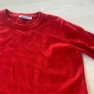 Mysig tröja - Mysig tröja från Nakd. Storlek L men jag som har storlek S vanligt vis har använt den som en overzized, men har man storlek L funkar den ju som en vanlig tröja. Super mysig och skön! Söta rosetter på armarna med