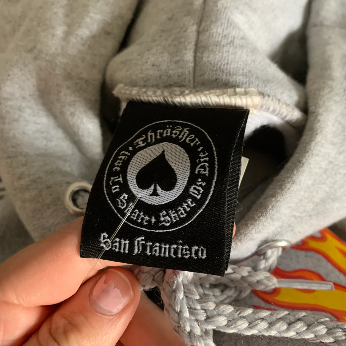 Grå trasher hoodie - 91