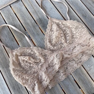 Beige spetstopp - Säljer denna fina spetstopp i storlek 38. Passar dock någon mellan A-C kupa. Den är i superbra skick! Hör av er om ni är intresserade eller har några frågor🌸 frakt tillkommer på 22kr