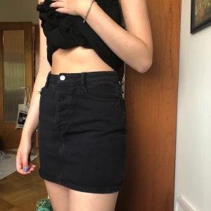 Svart minikjol  - Denimkjol i svart, ser mer urtvättad ut än den är. Riktigt bra skick och endast använd ett antal gånger