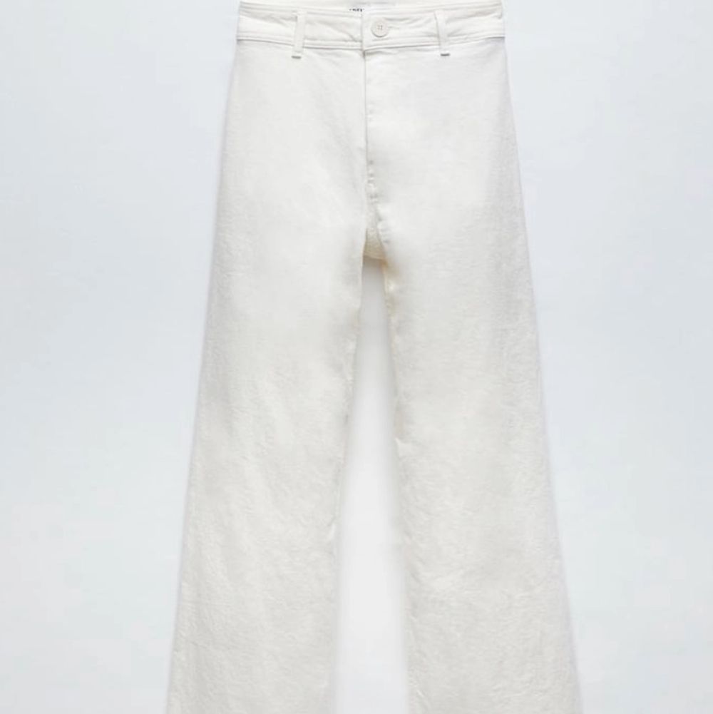 Byxor från Zara som endast är testade, priset går att diskutera. Frakt tillkommer💕. Jeans & Byxor.