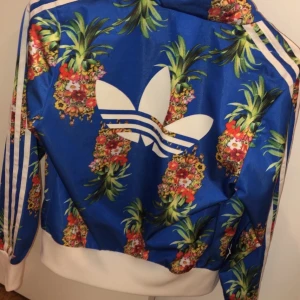 Adidaskofta  - Adidaskofta med ananaser på. 🍍💙jättefin men används ej. Du lär inte hitta någon som har en likadan.😉