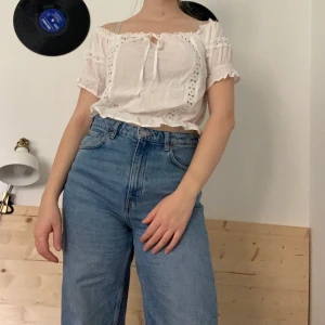 Vit blus - Denna jättefina blus är ifrån Judits secondhand! Den är i mycket  bra kvalitet använd ett fåtal gånger! Den går att styla på flera olika sett🍂 