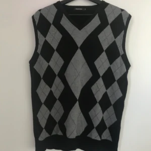 Väst - En oversized vintage ”väst”. Stylas fint med t.ex en svart t-shirt eller tjocktröja under. Säljer för att den används längre. 