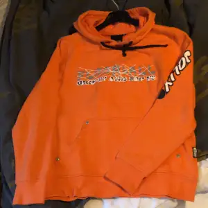 Skön hoodie i bra kvalitet. Har haft den lite grann men det är inte min färg så därför säljer jag den   Köpare betalar frakt 