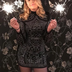 Festklänning! - Super festlig klänning från Dm retro som är använda endast en gång, frakt på denna är 50kr