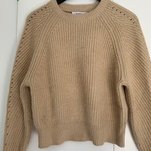 Beige stickad  - Klassisk beige stickad tröja 
