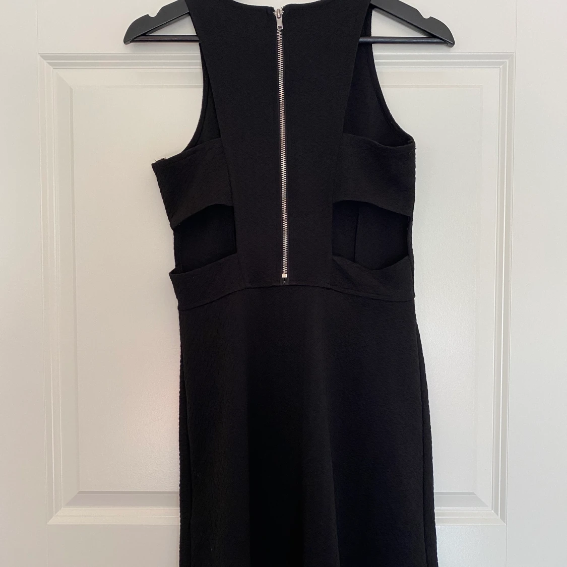 Svart klänning med öppen sida - 90