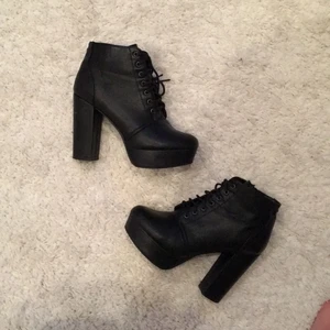  - Skor med platå
Dragkedja samt snörning
Sällan använda
Storlek 39