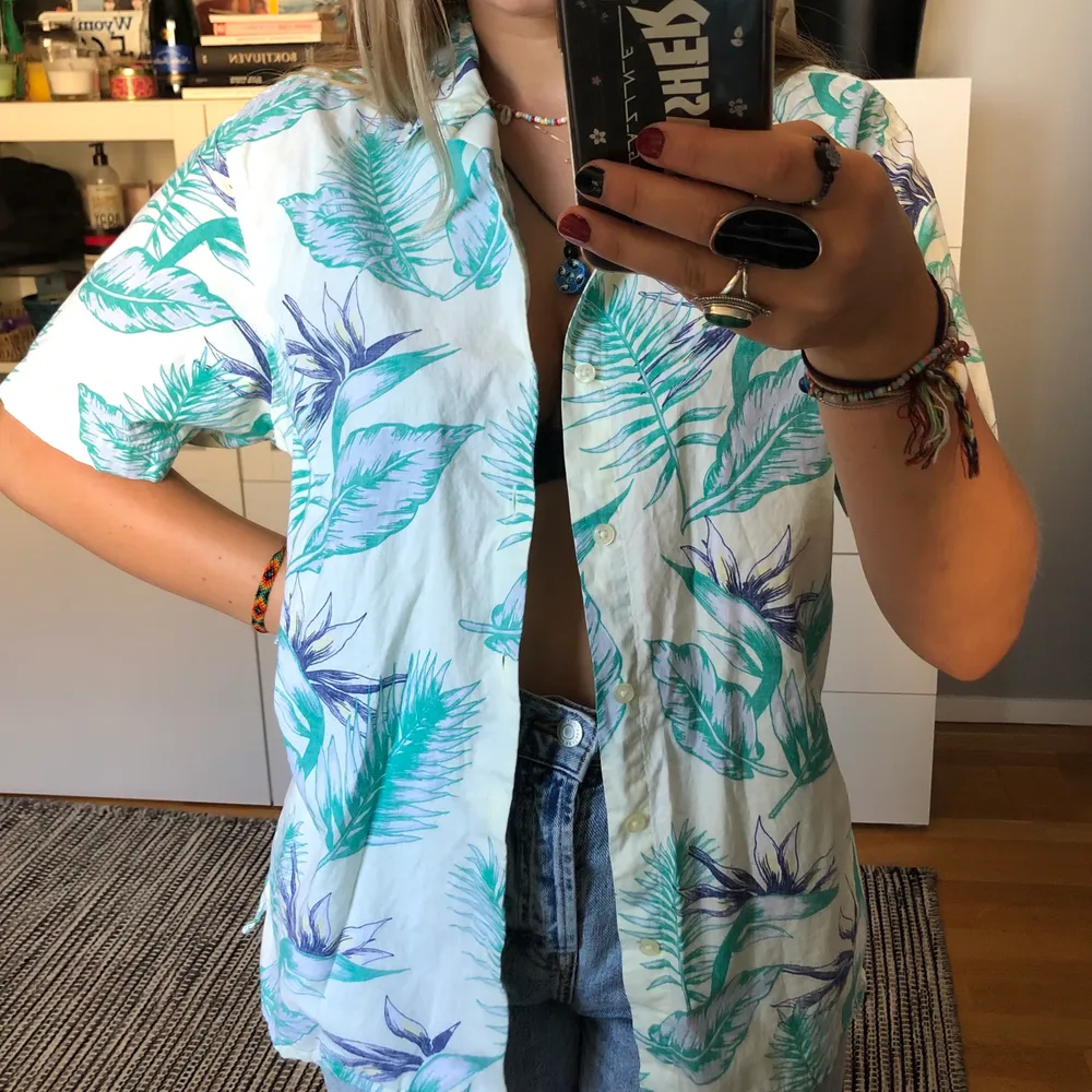 Världens härligaste hawaiiskjorta köpt i London! Sitter lite oversized på mig som är S/M så den passar mer XS-M beroende på hur man vill ha den, bara använd fåtal gånger så nästan som ny🌸🧚. Skjortor.