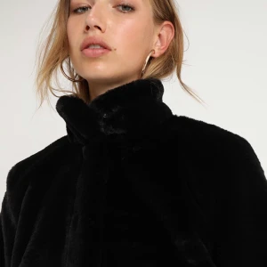 Jacka i fuskpäls - Mysig fuskpälsjacka, perfekt till hösten! Inköpt från Zalando. Endast använd några enstaka gånger, så i väldigt bra skick. Storlek M, men sitter som S. Skriv gärna för fler bilder eller frågor!