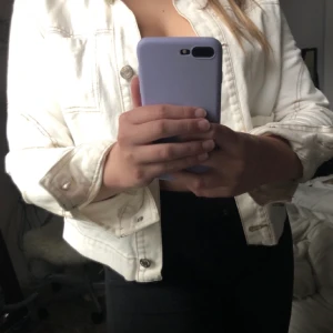 Vit jeansjacka - Fin vit jeansjacka med mörka sömmar som en snygg detalj! Från bershka, storlek M 🥺