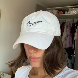 Populär Nike keps vit - Trendig Nike keps i vitt, använd en del men i väldigt gott skick! Köparen står för frakt eller mötes upp