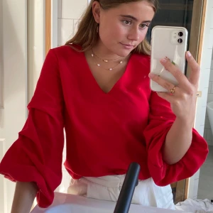 Blus från hm - Superfin blus från hm. Armarna är väl själva detaljen på tröjan. Sparsamt använd så i mycket bra skick!🥰