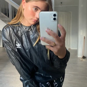 Träningsjacka/ jacka från adidas - Träningsjacka/jacka från adidas i mycket bra skick. Har i stort sett inte blivit använd☺️