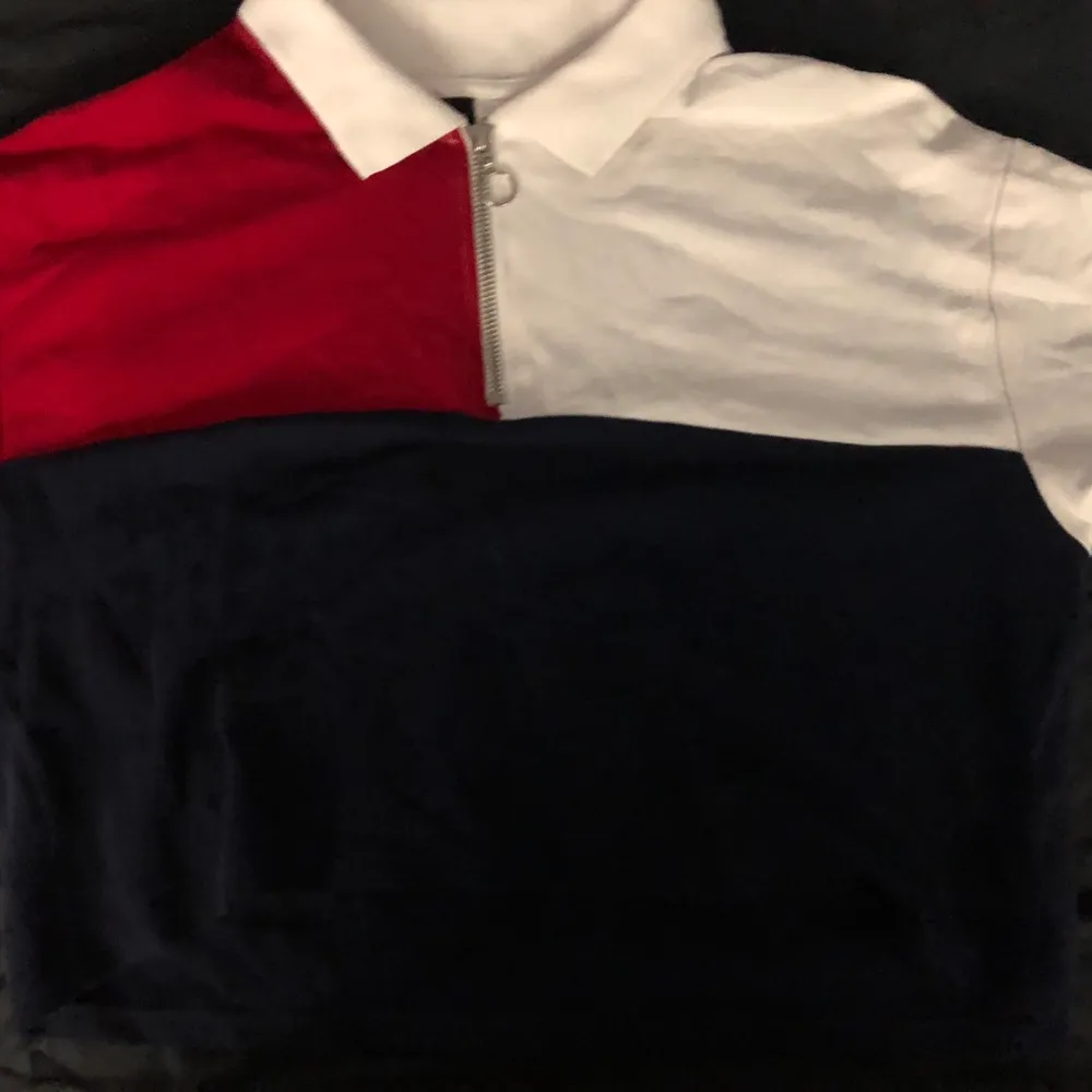 color block tröja från H&M. Säljer då den inte riktigt är min stil. Knappt använd. Storlek medium. Frakt är gratis. Toppar.