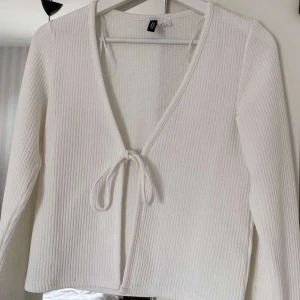 Populär knyttröja/kofta - Säljer denna populära topp då jag aldrig använt den princip, använd 2ggr så precis som ny, färgen gör sig inte riktigt rättvisa, inte lika grå irl💞