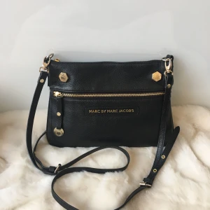 Väska Marc by Marc Jacobs - Svart crossover läderväska i mycket fint skick. 