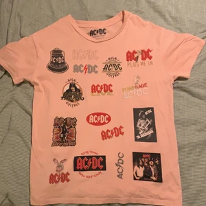 Cool T-Shirt  - T-Shirt med ACDC-tryck från Pull & Bear. Strl S!💗