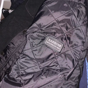 Barbour jacka  - Säljer åt min lille bror, barbour jacka som är sparsamt använd. Skön flis inuti. Storlek xxl i barnstorlek men passar xs/s/m