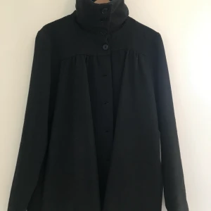 Rodebjer jacka/kappa stl M - Säljer min snygga Rodebjer jacka/ kappa stl M.