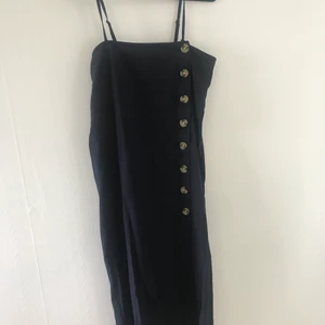 Mörkblå midiklänning i linne - Superfin mörkblå midiklänning i linne. Helt oanvänd fortfarande med prislappen kvar. Nypris 600