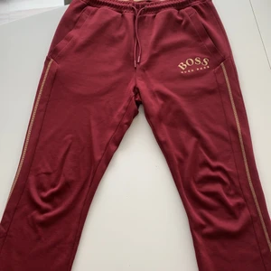 Boss Hugo Boss  - Jätte fint skick på byxorna, storlek M och äkta.                        Du står för fraktkostnaden.                                                       Kan mötas upp i Linköping.